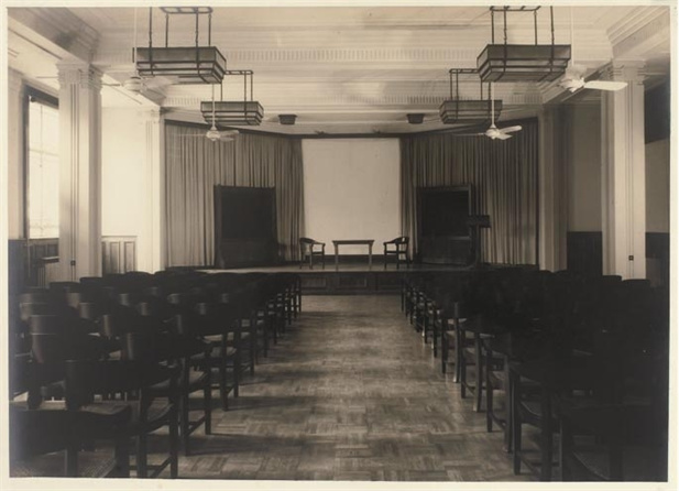圖為雷士德醫學研究院的大禮堂，鋪有柚木地板，配有吊扇.jpg