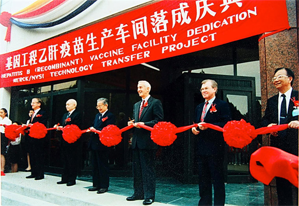 1989年，中國生物制品總公司成立。同年，北京生物制品研究所率先從美國默克公司引進重組酵母乙肝疫苗工業化生產技術.jpg