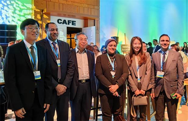 2023年11月6-8日，國藥集團黨委書記、董事長劉敬楨在荷蘭海牙出席由世界衛生組織（WHO）主辦、荷蘭王國承辦的 2023年第二屆世界本地化生產論壇并發表主題演講，與世3.jpg